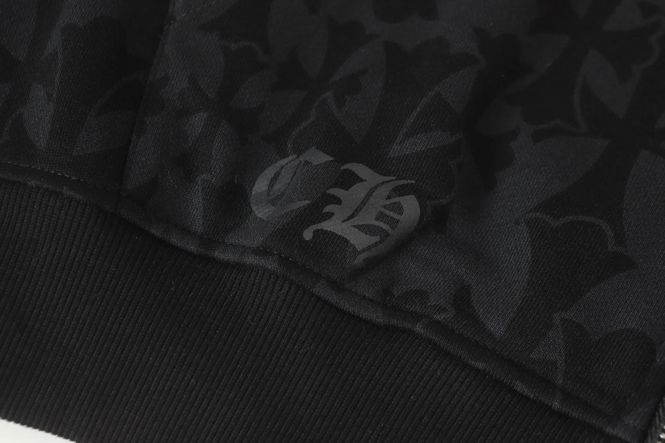 P290 Cross-border running quantity model, please do not place an order if you pursue quality - Chrome Hearts/Chrome Hearts Sanskrit dark pattern all-over printed cross ✝️ Printed zipper sweatshirt cardigan jacket - High weight, high density and high quality. The wool is soft, delicate and skin-friendly. Soft and silky to the touch. Warmth and skin-friendly. - Custom-woven and dyed with no color difference. No matter the fabric or workmanship details, it beats the ordinary version on the market - Hardware zipper accessories are all customized, full of details - Color: black -Size: S M L XL